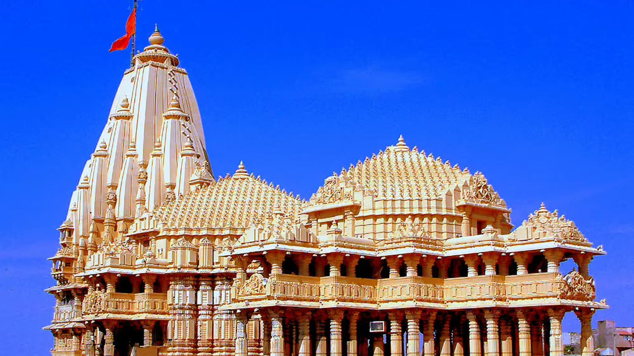 సోమనాథ్ ఆలయం : సోమనాథ్ ఆలయం గుజరాత్ రాష్ట్రంలో ఉంది.  శివుడి 12 జ్యోతిర్లింగ క్షేత్రాల్లో ఇది మొదటిది అంటారు. శ్రావణ మాసంలో సోమనాథుడిని దర్శించుకోవడం వలన సకల శుభాలు కలుగుతాయంట. అందుకే ఈ మాసంలో సందర్శించాల్సిన పుణ్యక్షేత్రాల్లో సోమనాథ్ ఆలయం కూడా ఒకటి అంటున్నారు పండితులు.