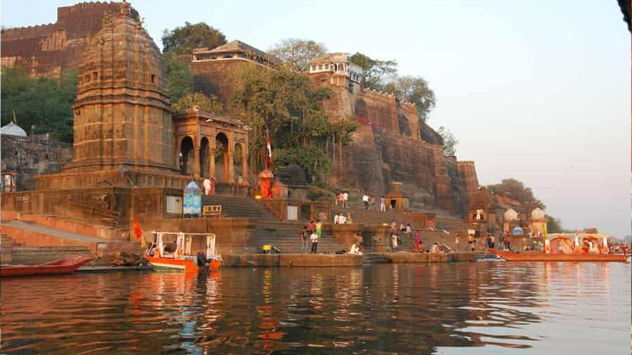 ఓంకారేశ్వర జ్యోతిర్లింగం : మధ్యప్రదేశ్ నర్మదా నది ద్వీపంలో ఓంకారేశ్వర జ్యోతిర్లింగం ఉంది. ఇది నర్మాద నది ఒడ్డున ఉన్న పవిత్ర పుణ్యక్షేత్రం. ఇక్కడికి నిత్యం వేలాది మంది భక్తులు వస్తుంటారంట. అయితే శ్రావణ మాసంలో ఓంకారేశ్వర్ జ్యోతిర్లింగాన్ని దర్శించుకుంటే సకల పాపాలు తొలిగిపోతాయంట. 