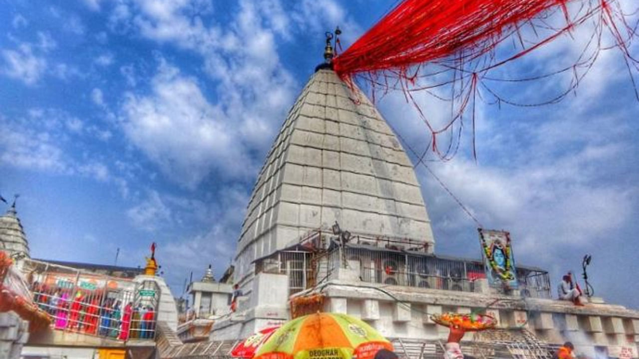 వైద్యనాథ్ ఆలయం : మహారాష్ట్రలో వైద్యనాథ్ జ్యోతిర్లింగంగా పరమశివుడు దర్శనం ఇస్తారు. అక్కడి ప్రజలు ఆ లింగాన్ని  అమృతేశ్వరుడు అని పిలుస్తారు. అమృతాన్ని లింగంలో దాచారని వారి నమ్మకం. ఇక్కడికి వెళ్తే సర్వరోగాలు నశించిపోవడమే కాకుండా ఆరోగ్యంగా ఉంటారంట. అందుకే తప్పనిసరిగా శివ భక్తులు శ్రావణ మాసంలో ఈ ఆలయాన్ని సందర్శించాలని చెబుతుంటారు.