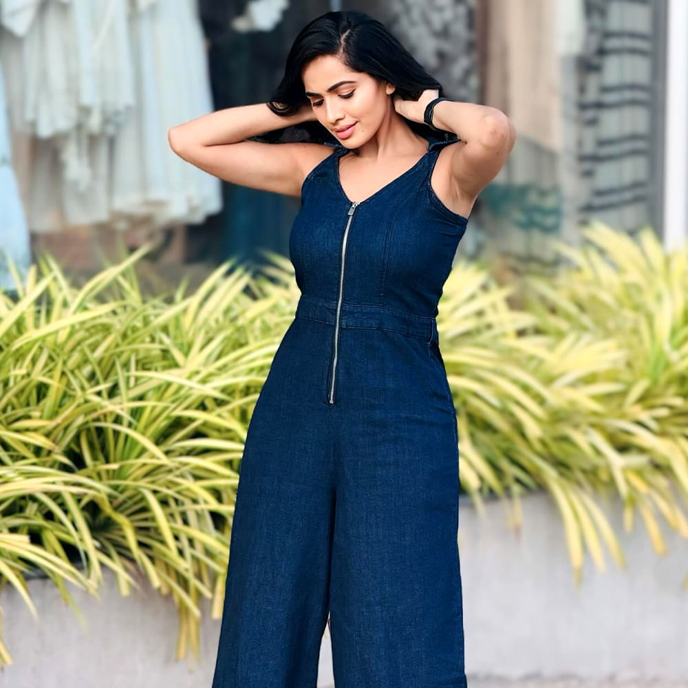 కన్నడ బ్యూటీ శోభా శెట్టి తెలుగు ఆడియెన్స్ కు కూడా బాగా పరిచయమే. ముఖ్యంగా బుల్లితెర ఆడియన్స్ ఫేవరెట్ సీరియల్ అయిన కార్తీక దీపంలో విలన్ మోనితగా నటించి ఆడియెన్స్ ను మెప్పించింది. అదే క్రేజ్ తో తెలుగు బిగ్ బాస్ సీజన్ 7 లో కంటెస్టెంట్ గా పాల్గొని అందరినీ ఆశ్చర్యపరిచింది.