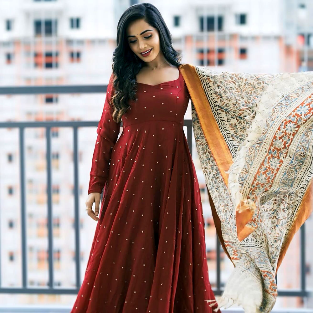 హౌస్ లో శివాజీ బ్యాచ్ కు మాటకు మాట చెబుతూ ఫైర్ బ్రాండ్ గా గుర్తింపు తెచ్చుకుంది. ఫైనల్ వరకు వెళ్లకపోయినా తన ఆట, మాట తీరుతో చాలామందికి ఫేవరెట్ గా మారిపోయిందీ అందాల తార. ఆ తర్వాత కన్నడ బిగ్ బాస్ షోలోకి కూడా అడుగు పెట్టింది.అయితే అక్కడ ఎక్కువ కాలం ఉండలేక హోస్ట్ కిచ్చా సుదీప్ ను విజ్ఞప్తి చేసి మరీ హౌస్ నుంచి బయటకు వచ్చేసింది.