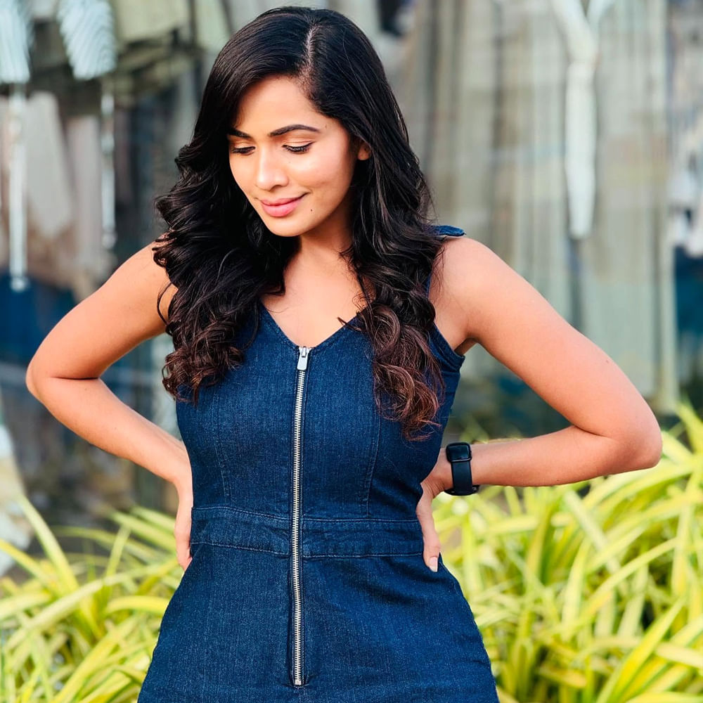 తాజాగా ఓ ఇంటర్వ్యూలో మీ తన స్ట్రగుల్స్ గురించి చెప్పింది. కెరీర్ బిగినింగ్ లో ఆడిషన్స్ కోసం ఫోటోలు దిగడానికి కూడా డబ్బులు ఉండేవికావు అని తెలిపింది.  తన తల్లి మంగళసూత్రం తాకట్టు పెట్టి బెంగళూరులో ఓ ఇల్లు అద్దెకు తీసుకున్నాం అని తెలిపింది. అలాగే ఎన్నో సార్లు ఎయిర్‌పోర్ట్‌లోనే నిద్రపోయాం అని తెలుపుతూ ఎమోషనల్ అయ్యింది శోభ శెట్టి. 