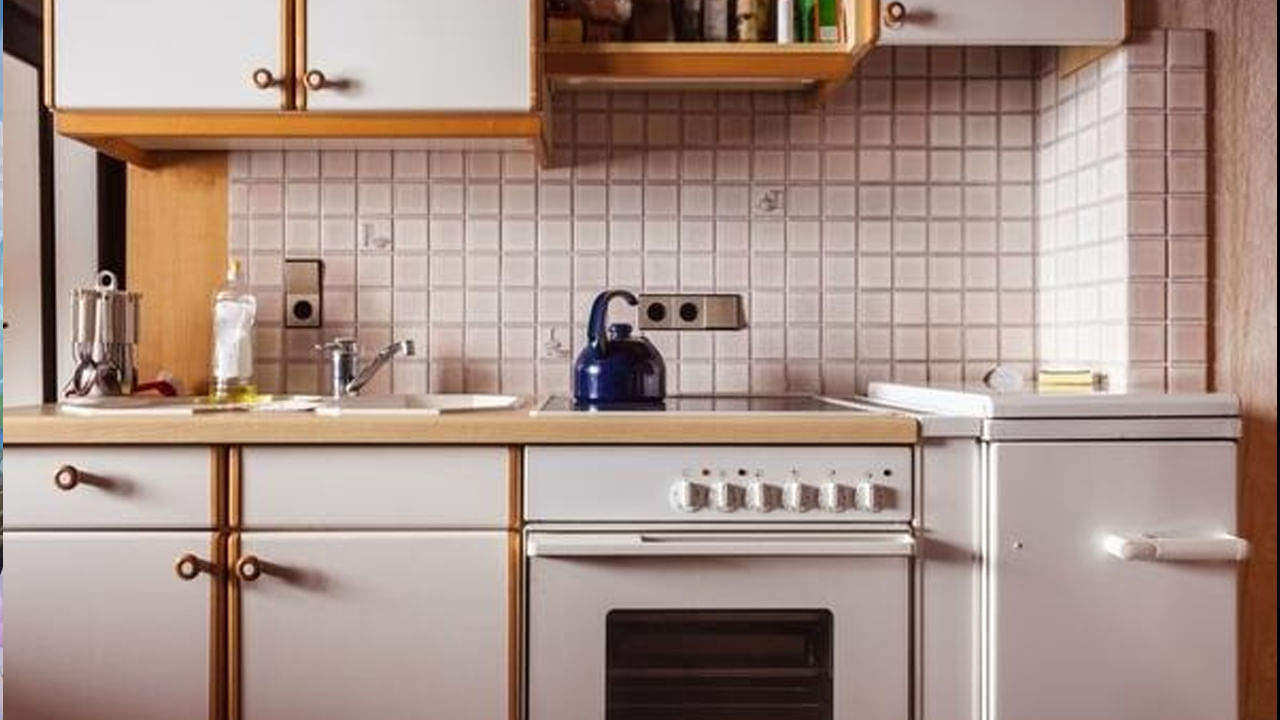 శ్రావణ మాసంలో వంటగదిని చాలా శుభ్రంగా ఉంచుకోవాలని సూచిస్తున్నారు పండితులు. వాస్తు శాస్త్రం ప్రకారం వంటగది ప్రాముఖ్యత చాలా గొప్పది. అందువలన శ్రావణ మాసంలో వంటగదిలో చెల్లా చెదురు లేకుండా, ధూళి, చెత్త వంటివి లేకుండా చేయాలి. దీని వలన ఇంట్లో శాంతి, ఆనందం నెలకొంటుందంట.