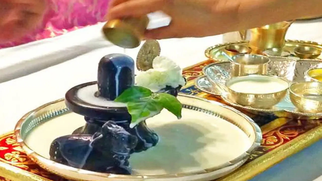  వాస్తు శాస్త్రం ప్రకారం శ్రావణ మాసంలో మీ ఇంటిలో ఉత్తర దిశను చాలా శుభ్రంగా ఉంచాలంట. ఎందుకంటే ఉత్తర దిశను కుబేరుడి దిశగా, శివుడితో సంబంధమైన దిశగా భావిస్తారు. అందువలన ఆ దిశలో ఎట్టి పరిస్థితుల్లోనూ చెత్త, బరువైన వస్తువుల, టాయిలెట్స్  లాంటివి ఉండకుండా చూసుకోవాలంట. ఆ ప్రదేశం  చాలా శుభ్రంగా ఉండేలా చూసుకోవాలంట.