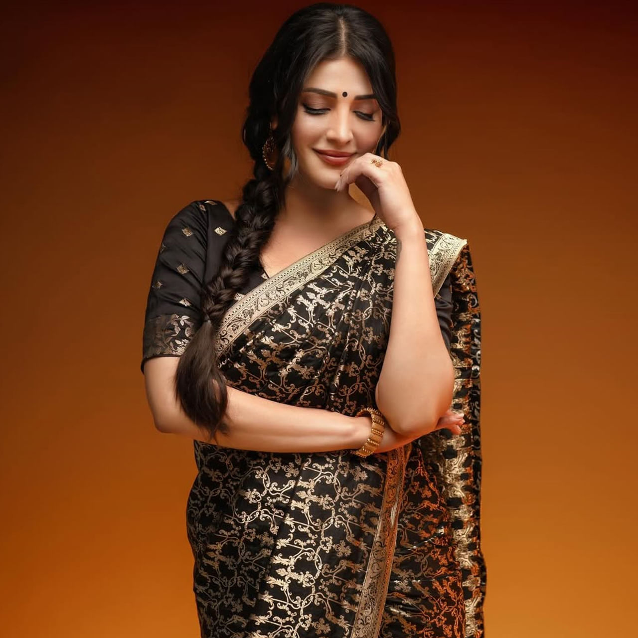 శ్రుతి హాసన్ సౌత్ ఇండస్ట్రీలో క్రేజీ హీరోయిన్. కొన్నాళ్లుగా ఒక్క సినిమా అనౌన్స్ చేయకుండా సైలెంట్ గా ఉంటుంది. కానీ నిత్యం నెట్టింట ఏదోక పోస్ట్ చేస్తుంటుంది. ఆమెకు ఇన్ స్టాలో 24 మిలియన్ ఫాలోవర్స్ ఉన్నారు. సినిమా అప్డేట్స్ మాత్రమే కాకుండా రెగ్యులర్ గా ఫోటో షూట్స్ షేర్ చేస్తుంది. 