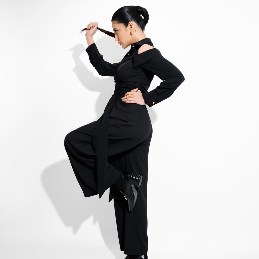 ఎప్పుడూ రేసులో లేనట్లే ఉంటారు కానీ చేతినిండా సినిమాలతో బిజీగా ఉంటారు శృతి హాసన్. ఇప్పుడు కూడా రజినీకాంత్ కూలీ, సలార్ 2, జన నాయగన్ సినిమాలతో బిజీగా ఉన్నారు ఈ బ్యూటీ. దాంతో పాటు హాలీవుడ్‌లోనూ ది ఐ అనే సినిమా చేస్తున్నారు. 