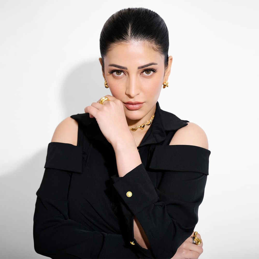 బాలీవుడ్ నుంచి కూడా శృతికి అదిరిపోయే ఆఫర్స్ వస్తున్నాయి. కెరీర్ పరంగా ఫుల్ బిజీగా ఉన్న శృతి హాసన్.. తాజాగా సంచలన నిర్ణయం తీసుకున్నారు. ఇకపై సోషల్ మీడియాలో కనిపించకూడదని ఫిక్స్ అయిపోయారు ఈ బ్యూటీ. 