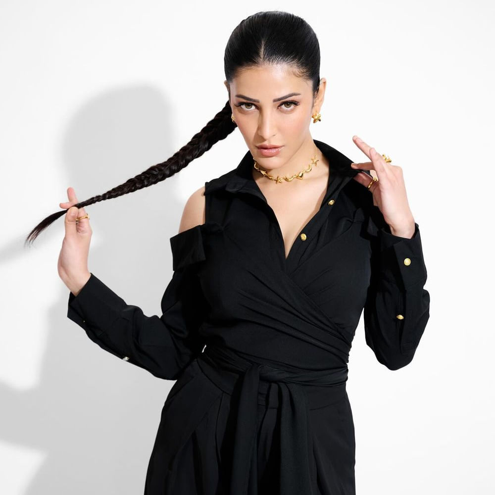 ఈ రోజుల్లో ఫుడ్డు లేకుండా అయినా ఉంటారేమో గానీ ఇన్‌స్టా, ట్విట్టర్ లేకుండా ఉండట్లేదు హీరోయిన్లు. వాళ్లేం చేసినా అందులో పోస్ట్ చేస్తుంటారు.. అలాంటి సోషల్ మీడియాకు సెలవిచ్చారు శృతి. అన్నీ తెలిసే సోషల్ మీడియాకు దూరంగా ఉండాలని నిర్ణయించుకున్నట్లు తెలిపారు శృతి హాసన్. 
