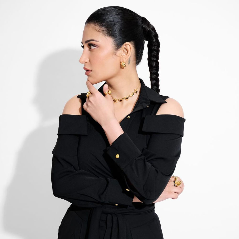 
కొన్నాళ్ల కింద ఈమె ట్విట్టర్ పేజీ హ్యాక్ అయింది.. అందులో కొన్ని అభ్యంతరకరమైన పోస్టులు దర్శనమిచ్చాయి. వెంటనే బయటికొచ్చి ఇది తను పోస్ట్ చేసింది కాదని చెప్పారు శృతి. ఇది జరిగిన కొన్ని రోజులకే.. ఇప్పుడు సోషల్ మీడియాకు సెలవిస్తున్నట్లు తెలిపారు ఈ బ్యూటీ.