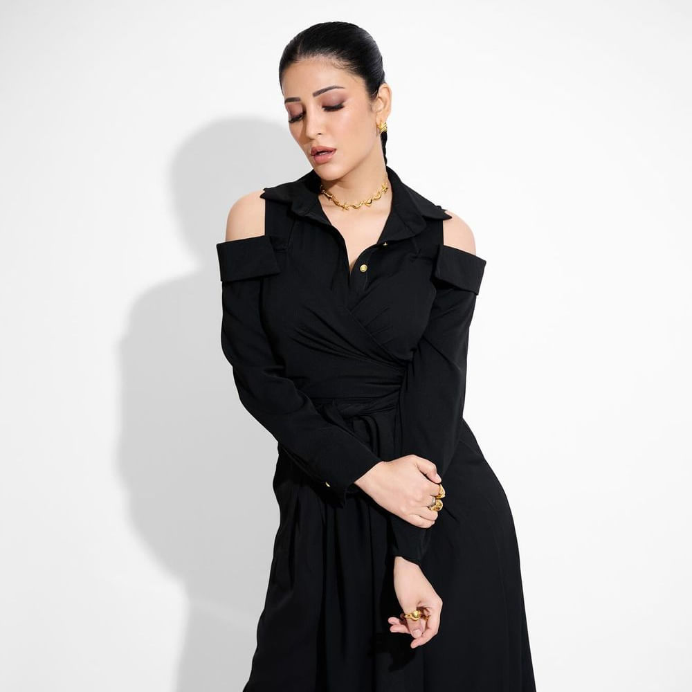 శృతి హాసన్‌కు ట్విట్టర్‌లో 7.8 మిలియన్.. ఇన్‌‌స్టాలో 24 మిలియన్ ఫాలోయర్స్ ఉన్నారు. సోషల్ మీడియాలో ఆమె చాలా యాక్టివ్‌గానూ ఉంటారు.. కానీ సడన్‌గా శృతి తీసుకున్న నిర్ణయంతో ఫ్యాన్స్ షాక్ అయ్యారు. ప్రశాంతత కోసమే కొన్నాళ్లు సోషల్ మీడియా నుంచి దూరంగా వెళ్తున్నానంటూ పోస్ట్ చేసారు ఈ భామ. మరి ఈ దూరం ఎన్నాళ్లనేది క్లారిటీ ఇవ్వలేదీమె.