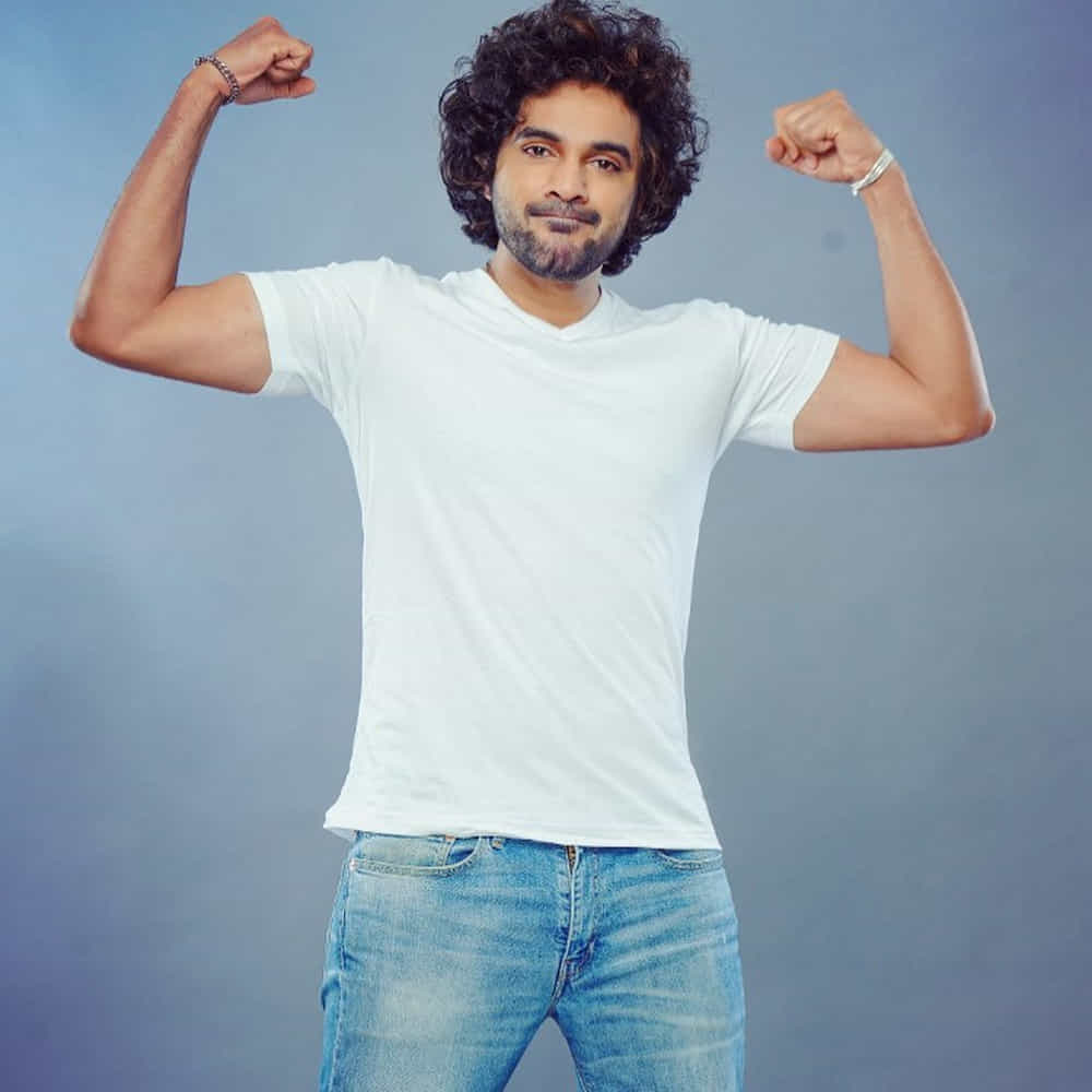 తమ కెరీర్ కష్టాల్లో ఉన్నపుడు ఎవరి కోసం వేచి చూడకుండా.. వాళ్లకు వాళ్ళే మంచి కథలు రాసుకుంటున్నారు. డిజే టిల్లుతో సిద్ధూ.. ఏజెంట్ ఆత్రేయతో నవీన్ పొలిశెట్టి.. క్షణంతో అడివి శేష్.. ఎస్ఆర్ కళ్యాణమండపంతో కిరణ అబ్బవరం నిలబడింది వాళ్ల సొంత కథలతోనే..! తాజాగా రామ్ సైతం ఈ లిస్టులో చేరిపోయారు.. లిరిసిస్ట్ అయిపోయారు..!