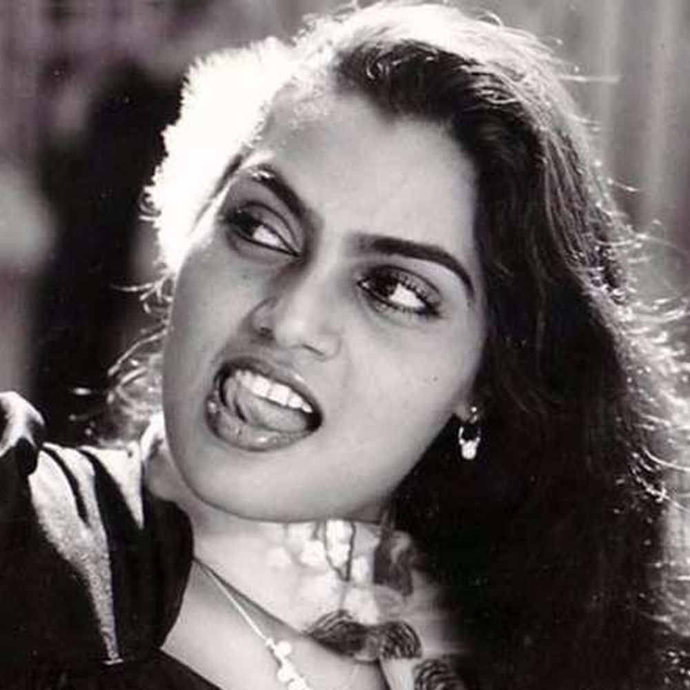 సిల్క్ స్మిత.. సినీరంగంలో చెరగని అందమైన రూపం. మత్కెక్కించే కళ్లు.. చూడచక్కని సౌందర్యంతో అప్పట్లో కుర్రాళ్ల హృదయాలను ఆకర్షించింది. అప్పట్లో ఇండస్ట్రీలో ఆమె ఓ సంచలనం. సిల్క్ స్మిత ఉంటే చాలు సినిమా బ్లాక్ బస్టర్ హిట్టు అనే రేంజ్ లో ఆమె స్టార్ డమ్ సంపాదించుకుంది. 