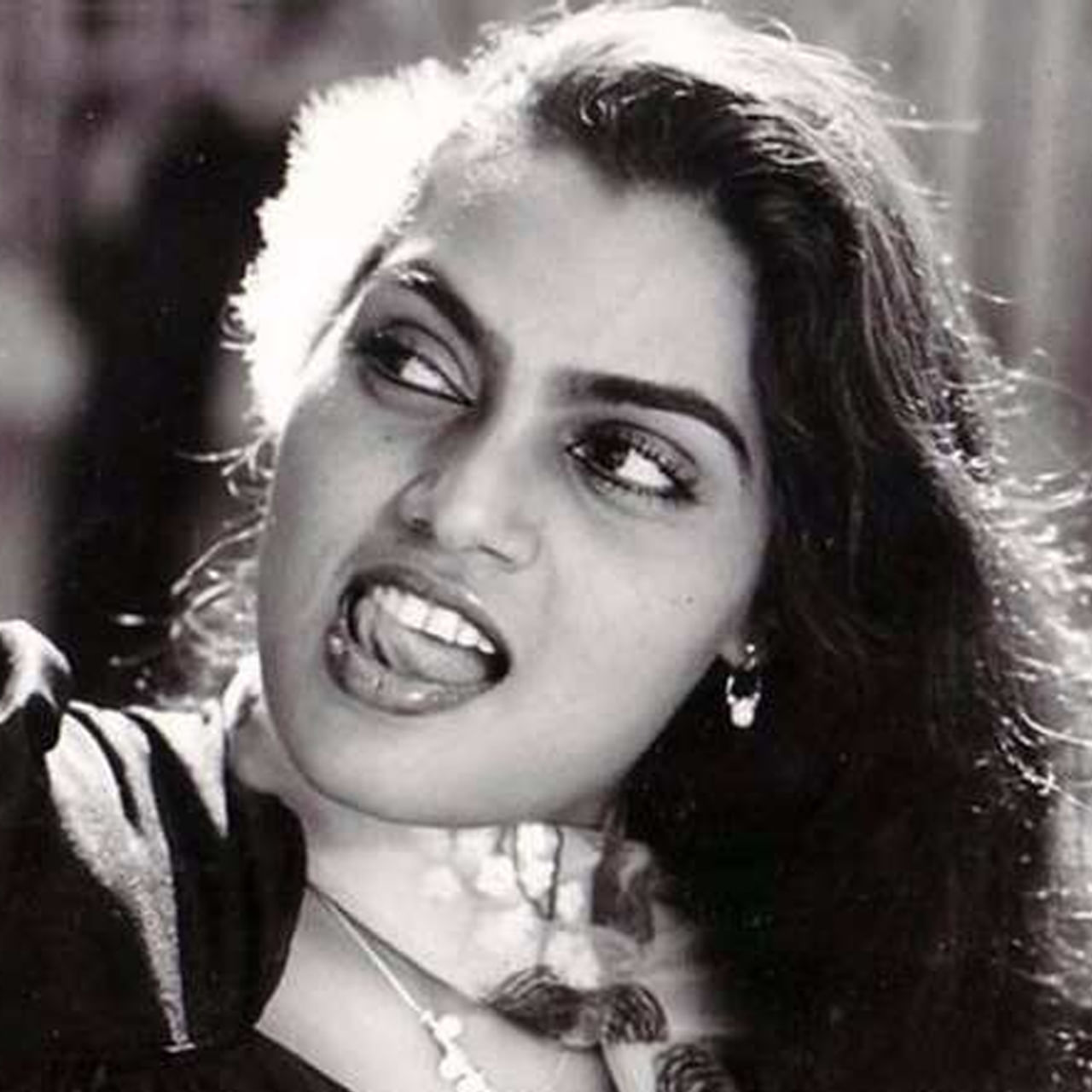 సిల్క్ స్మిత.. సినీరంగంలో చెరగని అందమైన రూపం. మత్కెక్కించే కళ్లు.. చూడచక్కని సౌందర్యంతో అప్పట్లో కుర్రాళ్ల హృదయాలను ఆకర్షించింది. అప్పట్లో ఇండస్ట్రీలో ఆమె ఓ సంచలనం. సిల్క్ స్మిత ఉంటే చాలు సినిమా బ్లాక్ బస్టర్ హిట్టు అనే రేంజ్ లో ఆమె స్టార్ డమ్ సంపాదించుకుంది. 