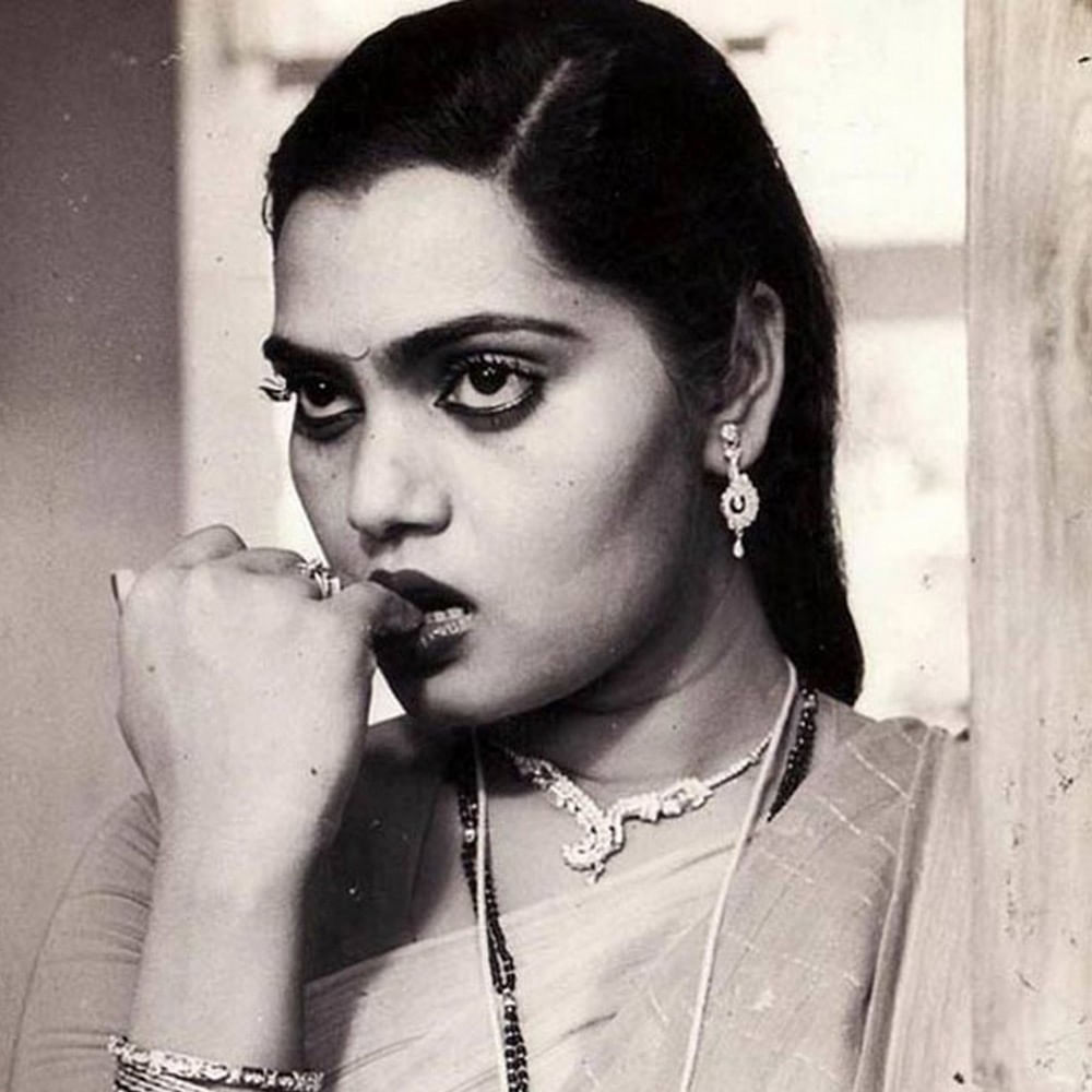 సినిమాల్లో స్పెషల్ సాంగ్స్ మాత్రమే కాదు.. అప్పట్లో కుర్రాళ్ల మనసులు గెలిచిన లేడీ సూపర్ స్టార్. ఒక్కో పాటకు అగ్ర హీరోలకు మించిన పారితోషికం తీసుకున్న ఏకైన హీరోయిన్. సిల్క్ స్మిత స్పెషల్ సాంగ్ ఉందంటే చాలా నిర్మాతలు కలెక్షన్స్ విషయం ఊపిరి పీల్చుకునేవాళ్లు. 