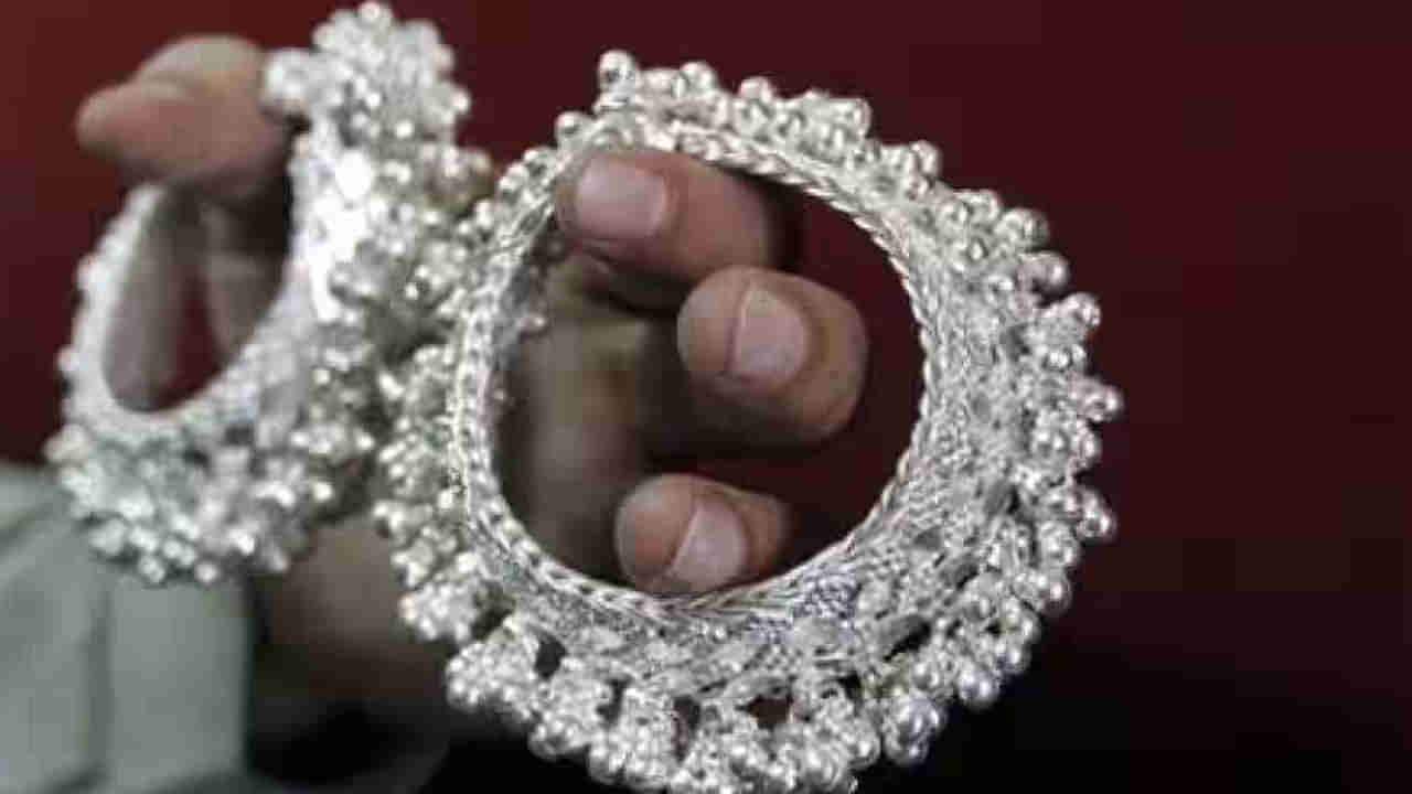 Silver Rate: వెండి ధరల ధగధగల ముందు బంగారం కూడా బేజారు..!