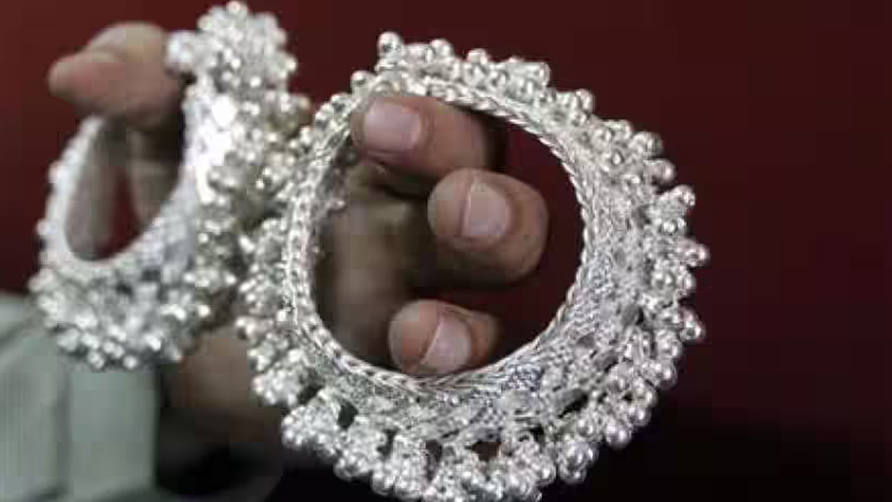 Silver Rate: వెండి ధరల ధగధగల ముందు బంగారం కూడా బేజారు..!