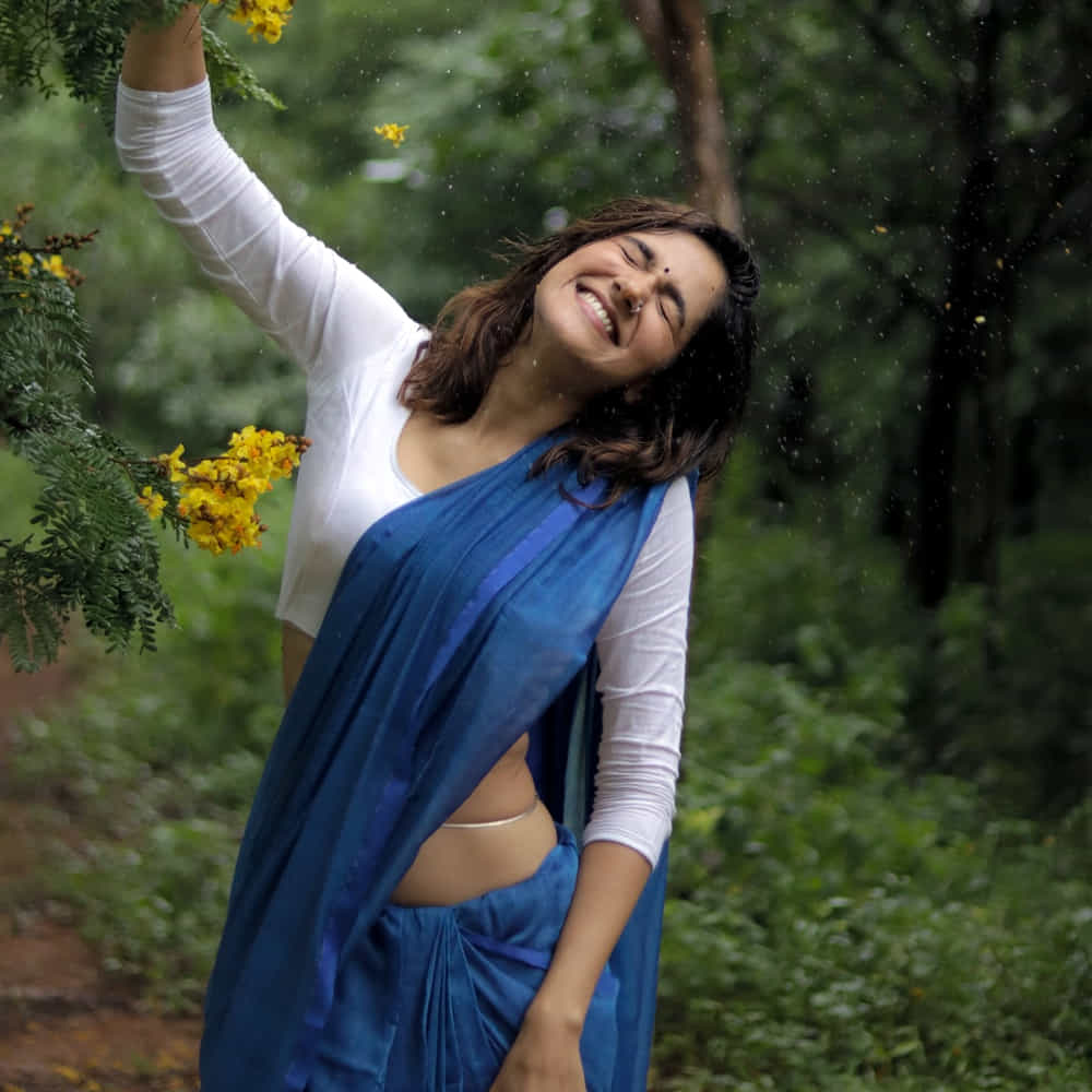 సోషల్ మీడియాలో యాక్టివ్ గా ఉండే ఈ భామ రెగ్యులర్ గా తన ఫోటోలను షేర్ చేస్తూ ఉంటుంది. తాజాగా చీరకట్టులో కనిపించింది ఈ అమ్మడు. వర్షంలో తడుస్తూ.. వయ్యారంగా కనిపించింది సిమ్రాన్. ఈ ఫోటోలు వైరల్ అవుతున్నాయి.