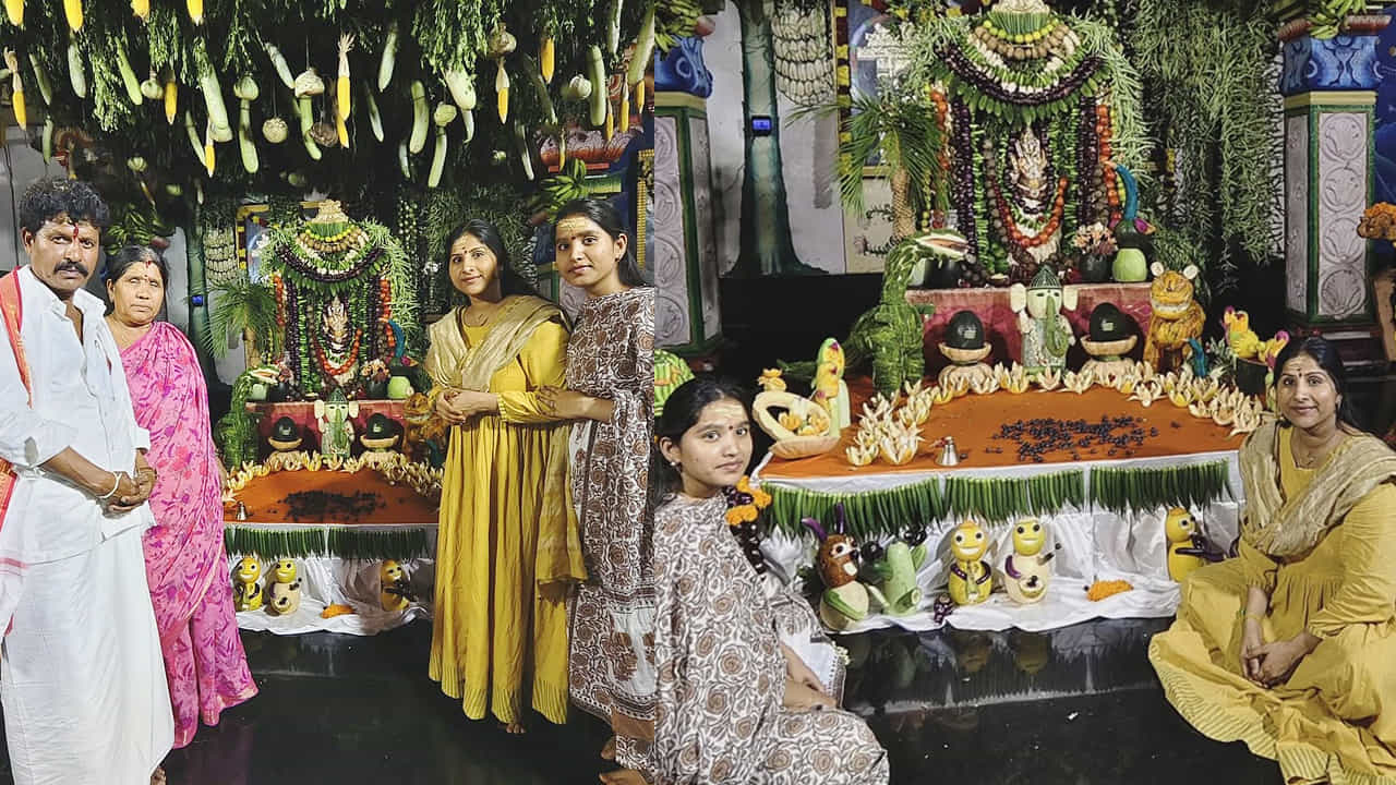కాగా శ్రీశైలం గుడికి వెళ్లే సమయంలో ఒక అందమైన, అరుదైన దృశ్యం మంగ్లీ కంట పడిందట. ఎప్పుడు ఆకాశంలో కనిపించే ఇంద్రధనుస్సు, కృష్ణమ్మ ఒడిలో కనిపించిందట.