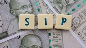 రోజుకు 100 vs నెలకు 3 వేలు! ఏది బెస్ట్ SIP? రోజుకు 100 vs నెలకు 3 వేలు! ఏది బెస్ట్ SIP?