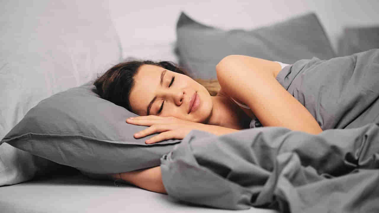 Sleep Tips: నిద్ర సమస్యలకు చెక్.. దిండు కింద ఇవి పెట్టుకుంటే క్షణాల్లోనే డీప్ స్లీప్లోకి..