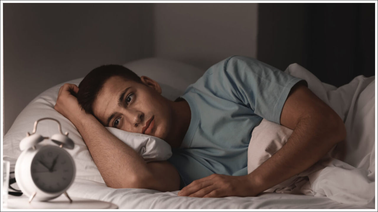 Sleeping Problems: ప్రతి ఒక్కరికి నిద్ర అత్యంత ముఖ్యమైనది. మనిషికి సరైన నిద్ర లేకుంటే ఎన్నో అనారోగ్య సమస్యలు వెంటాడుతుంటాయి. అందుకే సరైన నిద్ర ఉండాలని వైద్య నిపుణులు పదేపదే సూచిస్తుంటారు. చాలా మంది నిద్రలేమితో బాధపడుతుంటారు. అలాంటి వారికి చాలా రకాల సమస్యలు వస్తుంటాయి. మరి కొందరేమో నిద్రిస్తుండగా, మధ్య మధ్యలో మేలుకువ వస్తుంటుంది. అలా రాత్రిపూట మధ్య మధ్యలో నిద్రలేస్తుంటే కూడా ఇబ్బందే. ఎందుకంటే అలా లేవడం వల్ల నిద్రకు ఆటంకం కలుగుతుంది. దీని వల్ల అనారోగ్య సమస్యలు వస్తుంటాయంటున్నారు నిపుణులు.