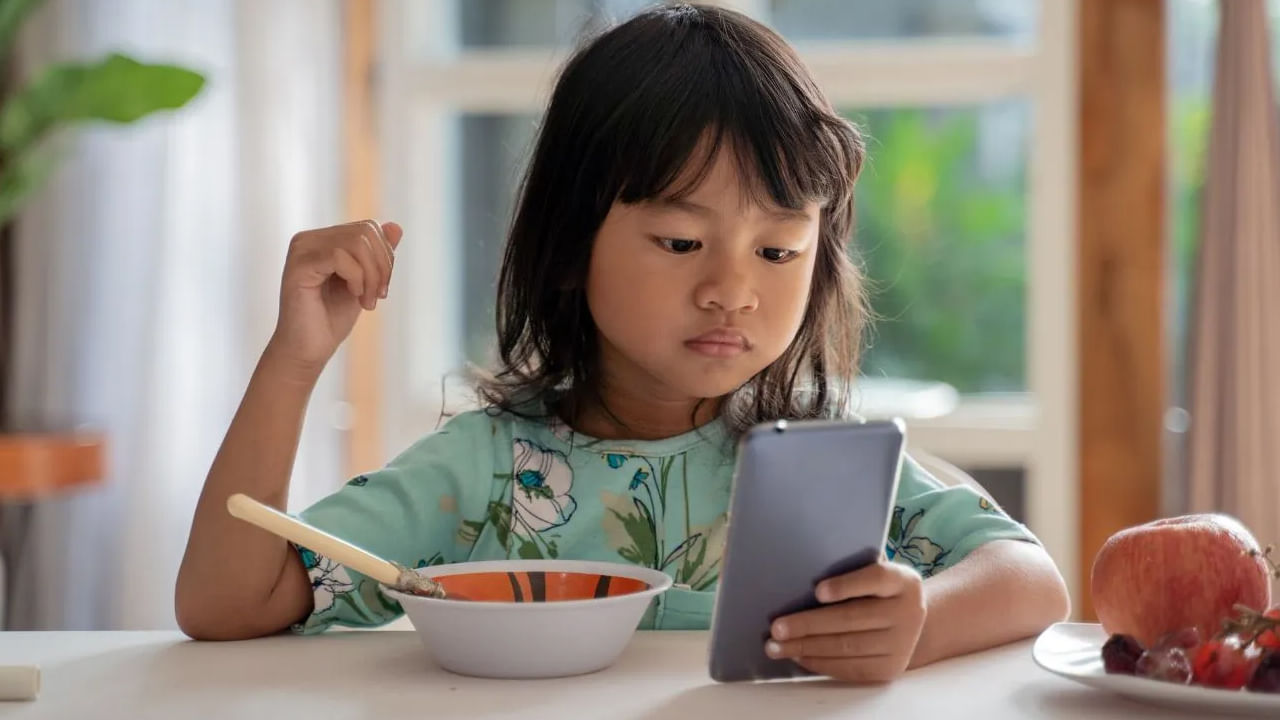 పరిశోధకులు వారి అధ్యయనంలో ఇలా అన్నారు. "చిన్న పిల్లలకు స్మార్ట్ఫోన్ యాక్సెస్ను పరిమితం చేయడానికి మా పరిశోధనలు బలమైన వాదనను అందిస్తున్నాయి" అని ఈ అధ్యయనాన్ని నిర్వహించిన, జీవిత అనుభవాలు మానసిక ఆరోగ్యాన్ని ఎలా రూపొందిస్తాయనే దానిపై పరిశోధనలో నిమగ్నమైన ప్రభుత్వేతర సంస్థ సేపియన్ ల్యాబ్స్ ప్రధాన శాస్త్రవేత్త తారా త్యాగరాజన్ అన్నారు. "వారి దీర్ఘకాలిక మానసిక ఆరోగ్యానికి కలిగే నష్టాలు విస్మరించలేనంత తీవ్రమైనవి" అని త్యాగరాజన్ ది టెలిగ్రాఫ్తో అన్నారు.