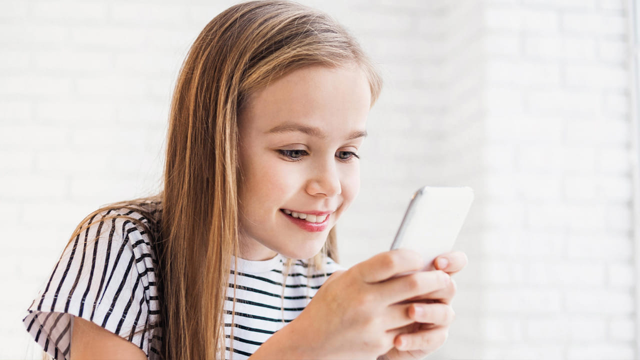 ఈ అధ్యయనంలో స్మార్ట్ఫోన్లను గతంలో వాడిన వారితో మానసిక ఆరోగ్యం క్షీణిస్తుందని తేలింది. భావోద్వేగ, సామాజిక, అభిజ్ఞా పనితీరు యొక్క 47 సూచికల ఆధారంగా స్వీయ-అంచనా అయిన మానసిక ఆరోగ్య గుణకంపై స్కోర్లు 13 వద్ద ఫోన్లు తీసుకున్న వారికి 30 నుండి 5 వద్ద ఫోన్లు తీసుకున్న వారికి 1కి పడిపోయాయి. 13 ఏళ్ల వయసులో స్మార్ట్ఫోన్లు తీసుకున్న వారితో పోలిస్తే, ఐదు ఏళ్ల వయసులో స్మార్ట్ఫోన్లు పొందిన యువతులలో 9.5 శాతం, యువకులలో 7 శాతం మానసికంగా బాధపడుతున్న లేదా ఇబ్బంది పడుతున్న వారిగా వర్గీకరించబడిన పాల్గొనేవారి నిష్పత్తి పెరిగింది.