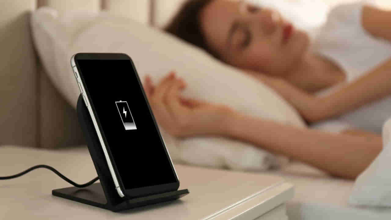 రాత్రంతా ఫోన్ ఛార్జింగ్‌ పెట్టి నిద్రపోతున్నారా..? బ్యాటరీ వేడెక్కుతే అంతే సంగతి! తస్మాత్‌ జాగ్రత్త..