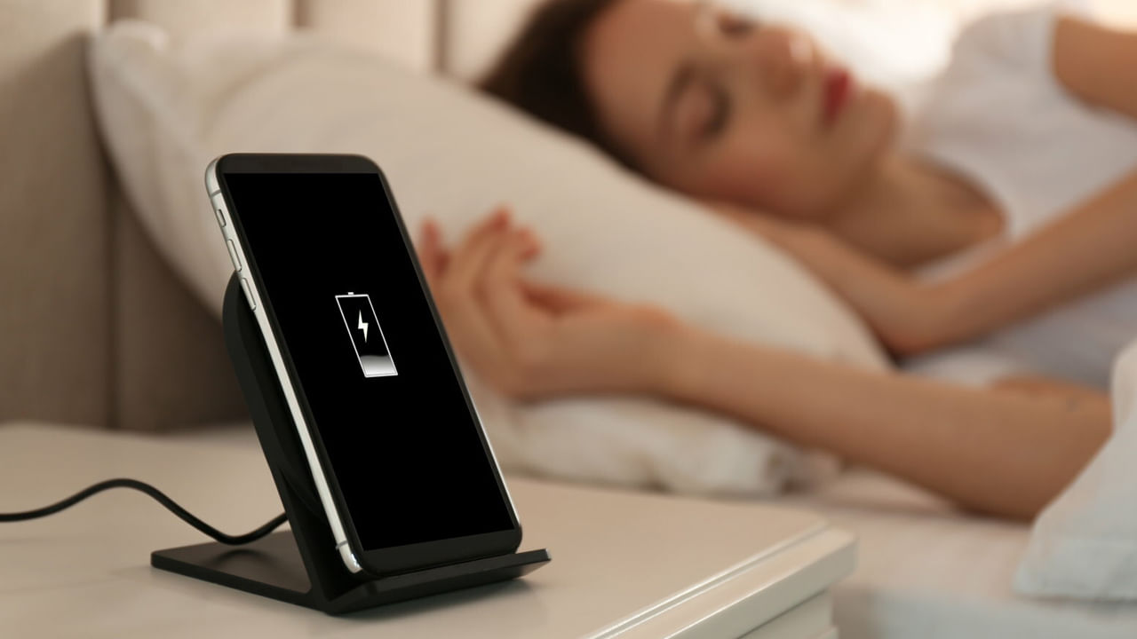 రాత్రంతా ఫోన్ ఛార్జింగ్‌ పెట్టి నిద్రపోతున్నారా..? బ్యాటరీ వేడెక్కుతే అంతే సంగతి! తస్మాత్‌ జాగ్రత్త..