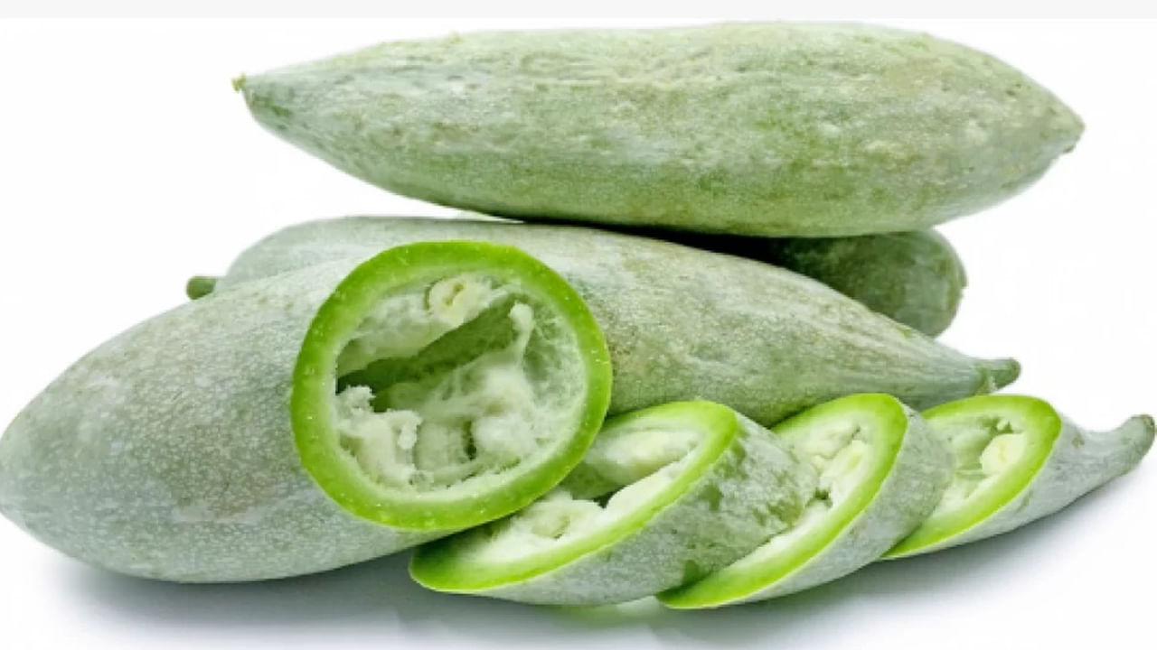 అలాగే ఈ కాయలను తినడం వల్ల నీరసం, అలసట ఉండవు. ఈ కాయలను తినడం వల్ల కుకుర్బిటాసిన్ అనే సమ్మేళనాలు శరీరానికి లభిస్తాయి. ఇవి రక్షణ వ్యవస్థను పటిష్టంగా మారుస్తాయి. లివర్ పనితీరును మెరుగు పరుస్తాయి. గుండె దడ, ఛాతి నొప్పి, హైబీపీ, ఇతర గుండె సమస్యలతో బాధపడేవారు రోజూ 30 ఎంఎల్ మోతాదులో అయినా సరే పొట్లకాయ రసం తాగుతుండాలి. దీంతో గుండె పనితీరు మెరుగుపడుతుంది. హైబీపీ తగ్గుతుంది.