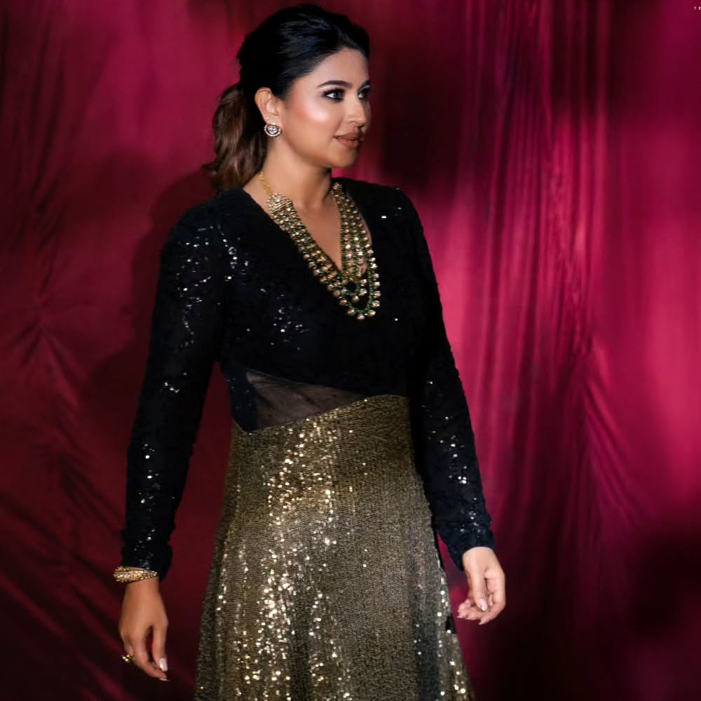 వాటిలో సంక్రాంతి, రాధాగోపాళం, శ్రీరామదాసు వంటి క్లాసిక్ హిట్స్ కూడా ఉన్నాయి. స్నేహ తెలుగులో తొలివలపు అనే సినిమాతో పరిచయం అయ్యింది. ఈ సినిమాలో గోపిచంద్ హీరోగా నటించాడు. ఆతర్వాత ప్రియమైన నీకు సినిమా సూపర్ హిట్ గా నిలిచింది ఆతర్వాత వరుసగా సినిమాలు చేసింది ఈ భామ.