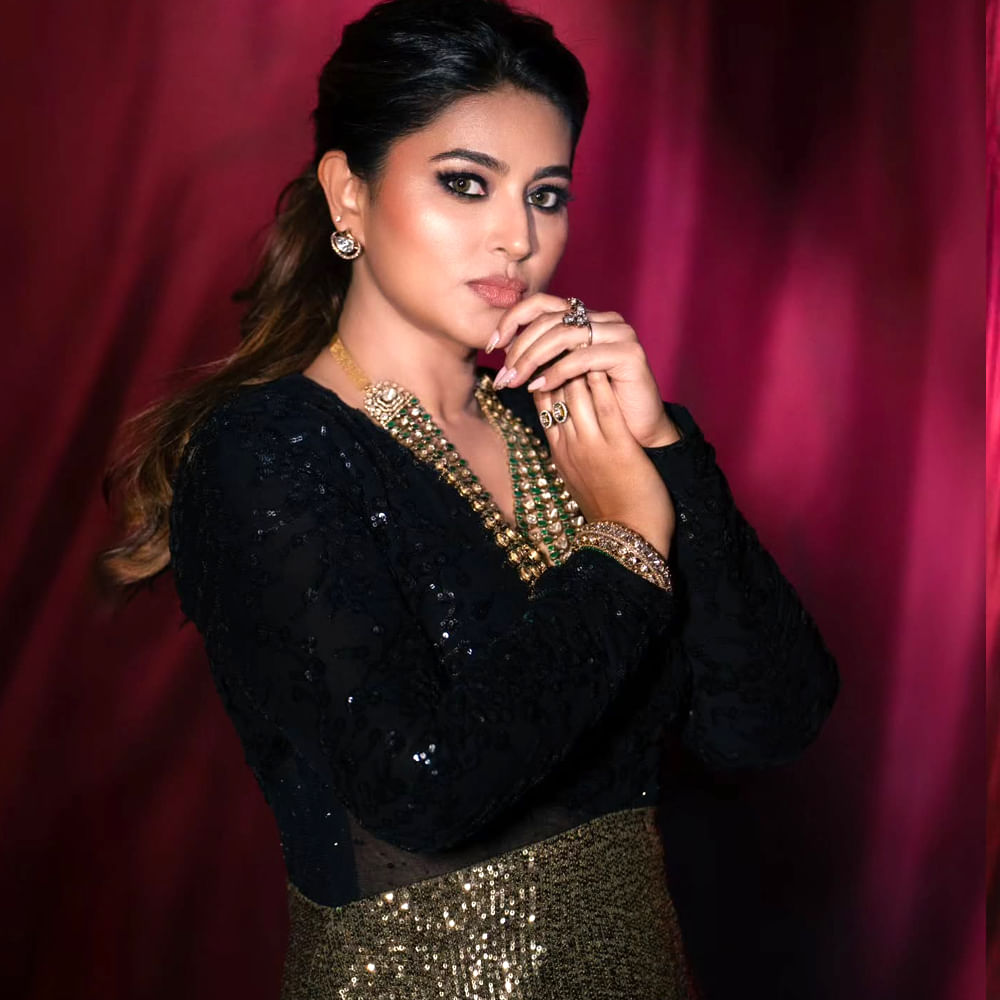 స్నేహ లవ్ స్టోరీ విషయానికొస్తే 2009లో వచ్చిన ‘అచ్చముండు అచ్చముండు' సినిమా సెట్ లో స్నేహ, ప్రసన్న మొదటి సారి కలుసుకున్నారు. ఆతర్వాత ఈ ఇద్దరి మధ్య ఫ్రెండ్ షిప్ పెరిగింది. అప్పట్లోనే ఈ ఇద్దరి పై రూమర్స్ వచ్చాయి. కానీ మేము ఫ్రెండ్స్ మాత్రమే అంటూ కొట్టిపారేశారు.