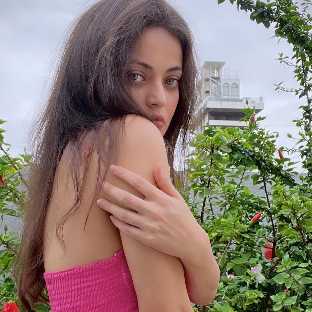 గతంలో తన అనారోగ్య సమస్యల గురించి బయటపెట్టి అభిమానులకు షాకిచ్చింది. తనకు రక్త సంబంధిత ఆటో ఇమ్యూన్ వ్యాధి ఉందని, దీనివల్ల ఆమె రోగనిరోధక శక్తి పూర్తిగా క్షీణించిందని ఆమె స్వయంగా తన పరిస్థితి గురించి వివరాలను వెల్లడించింది.  ఆమె 30 నిమిషాలు నిలబడటం కూడా కష్టమైందని తెలిపింది. ప్రస్తుతం సినిమాలకు దూరంగా ఉంటుంది. 