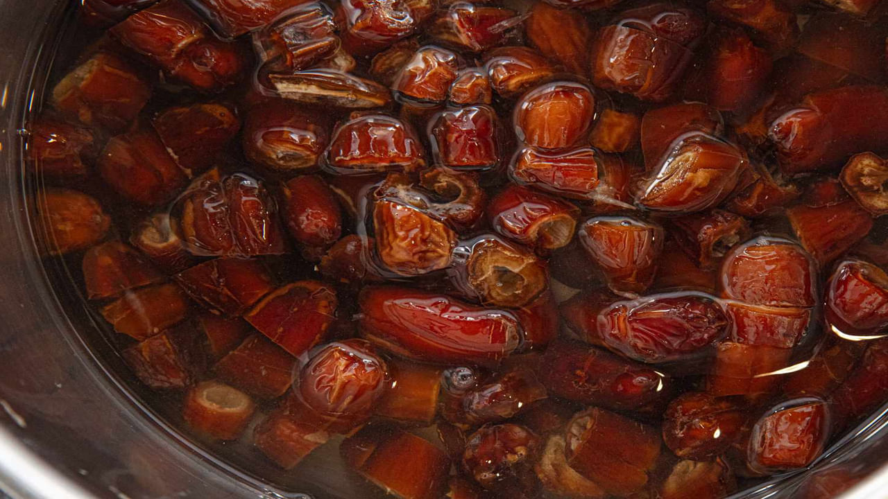 ఖర్జూరంలో ఉండే సేంద్రీయ సల్ఫర్ కాలానుగుణ అలెర్జీలను నివారించడంలో సహాయపడుతుంది. ఖర్జూరలోని కరిగే, కరగని ఫైబర్స్, అమైనో ఆమ్లాలు.. జీర్ణవ్యవస్థను మెరుగుపరుస్తాయి.  రక్తహీనత ఉన్నవారు ఉదయాన్నే నానబెట్టిన ఖర్జూరం తినడం చాలా మంచిది. నానబెట్టిన ఖర్జూరం తినడం వల్ల శరీరంలో రోగనిరోధక శక్తి పెరుగుతుంది. వర్షాకాలంలో వచ్చే సీజనల్‌ వ్యాధుల నుంచి కాపాడుతుంది. 