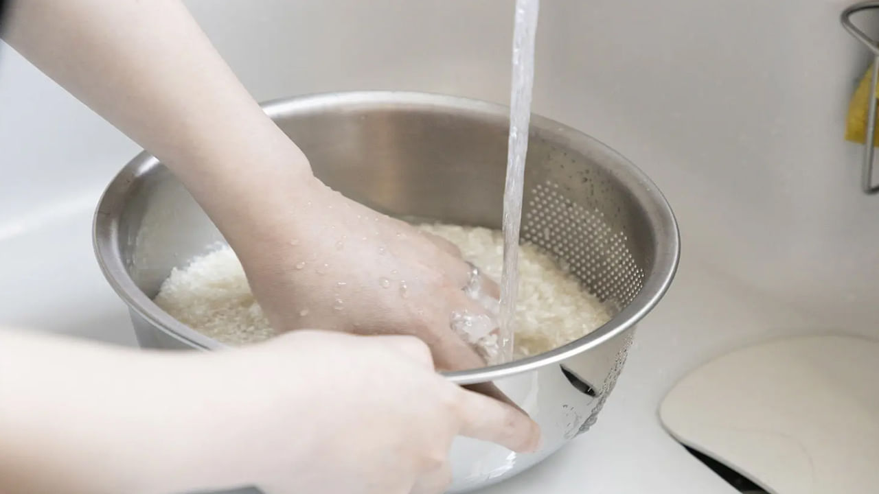 బియ్యం నానబెట్టడం వల్ల త్వరగా అన్నం ఉడుకుతుంది. మెలోటినోన్ ఉత్పత్తికి కూడా ఇది ప్రేరేపిస్తుంది తద్వారా మంచి నిద్ర పడుతుంది. కనీసం 20 నిమిషాలు అయినా వండే ముందు బియ్యం నానబెట్టాలి. తద్వారా ఖనిజాలు, విటమిన్లు కూడా నీటిలో గ్రహించబడతాయి.