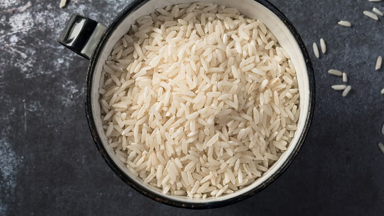 అన్నం వండే ముందు కనీసం తద్వారా మన శరీరానికి మంచి పోషకాలు అందుతాయి. అంతేకాదు డయాబెటీస్ రాకుండా గ్లైసెమిక్ సూచీ కూడా తక్కువ అవుతుంది. బియ్యం ఇలా నానబెట్టడం వల్ల పోషకాలు గ్రహిస్తాయని చెబుతున్నారు.