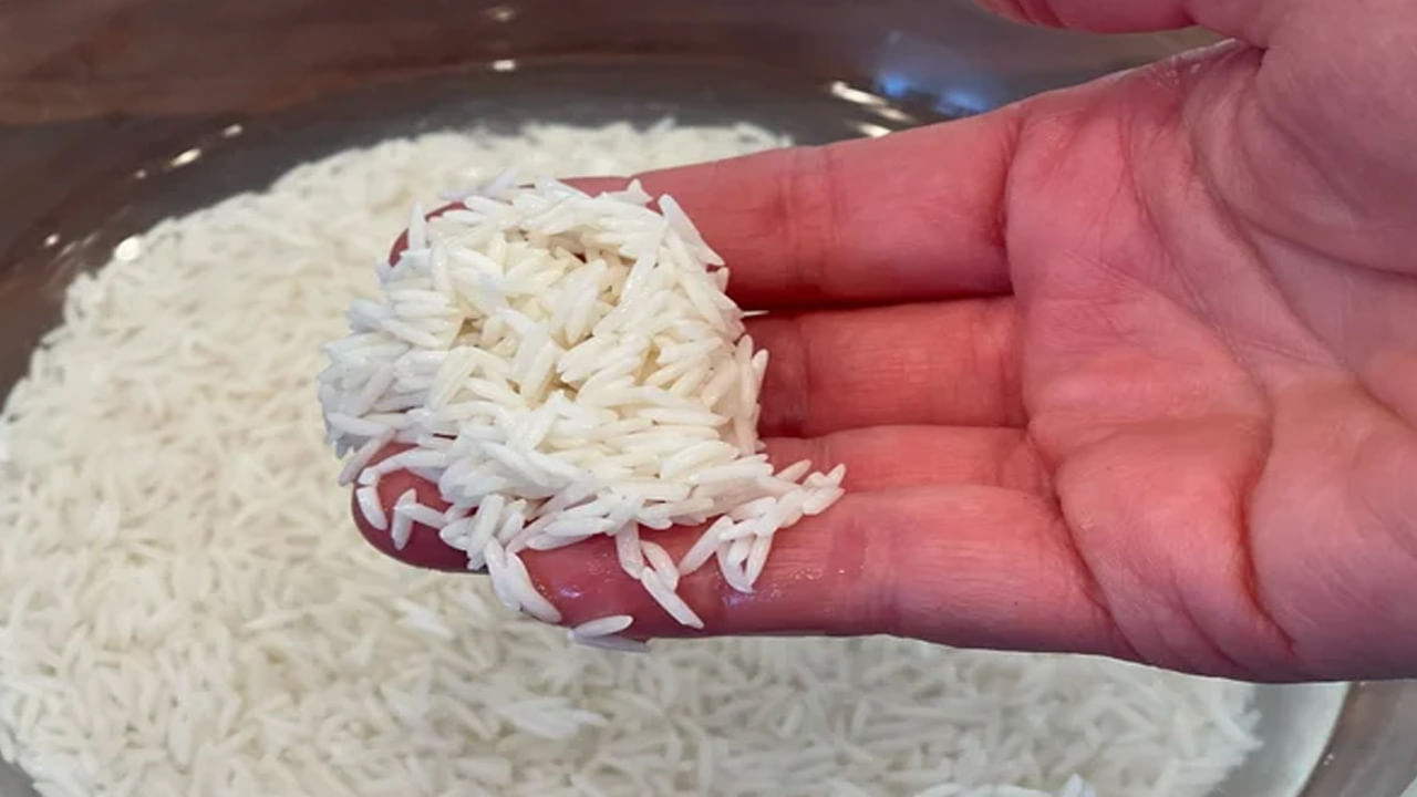 ఆధునిక వ్యవసాయంలో వరి సాగులో ఎన్నో రకాల పురుగుమందులు వాడుతున్నారు. కాబట్టి, అన్నం వండేముందు బియ్యం నానబెట్టి, ఆ నీటిని వడపోయడం ద్వారా బియ్యం ఉపరితలంపై అంటుకుని ఉన్న కొన్ని రసాయనాలు, దుమ్ము వంటివి తొలగిపోతాయని చెబుతున్నారు.