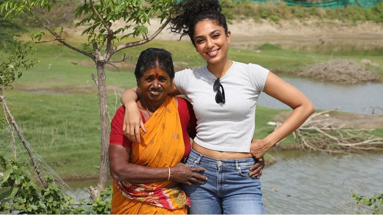 ఇక మంకీ మ్యాన్ సినిమాతో హాలీవుడ్ లోకి అడుగు పెట్టింది శోభిత. అలాగే ది నైట్ మేనేజర్ వంటి బ్లాక్ బస్టర్ వెబ్ సిరీసుల్లోనూ యాక్ట్ చేసింది.