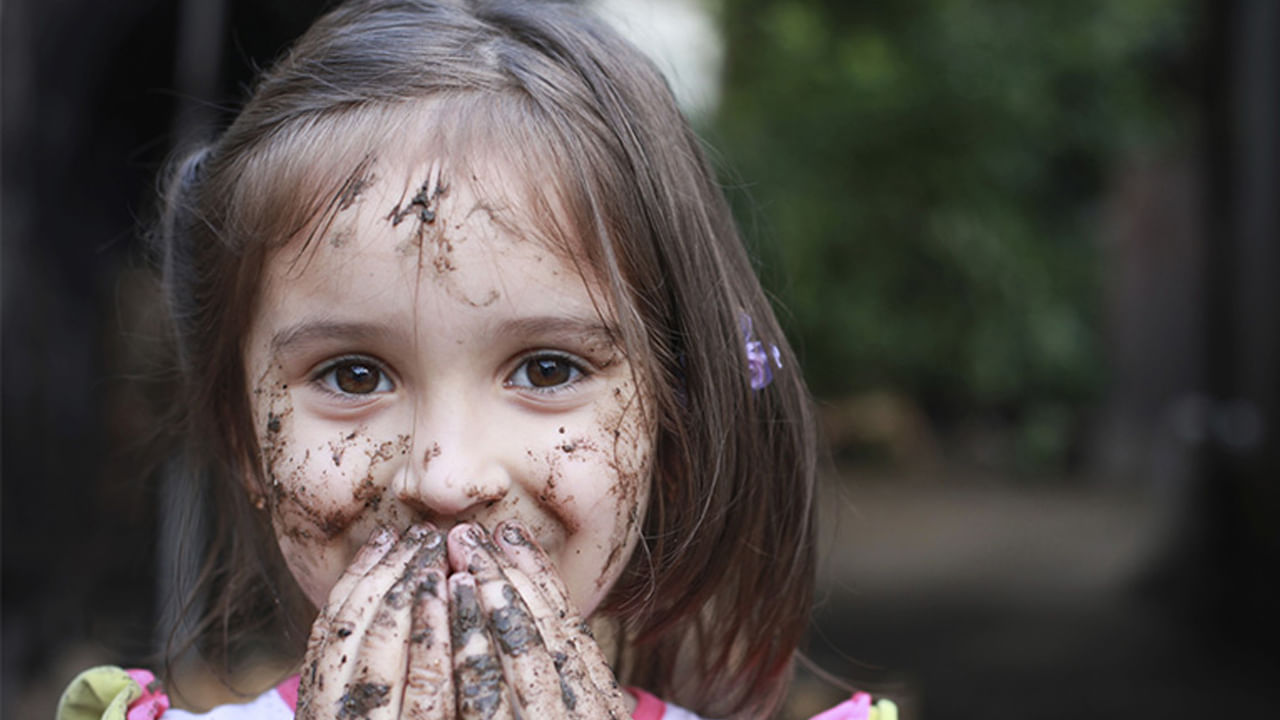 మీ పిల్లవాడు బురద తినకుండా చూసుకోండి. ఈ విదేశీ ఏజెంట్లకు పిల్లవాడు సహజంగా గురికావడం వల్ల, అతని రోగనిరోధక శక్తి మంచి ఏజెంట్ల నుండి చెడు ఏజెంట్లను వేరు చేయడం నేర్చుకుంటుంది. ఇది పిల్లల జీవితంలోని తరువాతి దశలో ఏవైనా అలెర్జీ ప్రతిచర్యలు లేదా ఆటో ఇమ్యూన్ వ్యాధులు రాకుండా నిరోధించడంలో సహాయపడుతుంది.