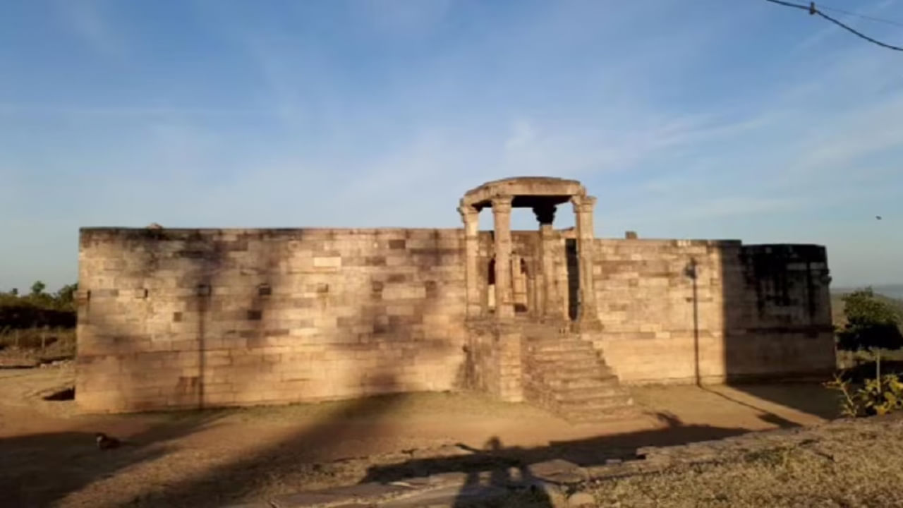 స్వాతంత్ర్యం వచ్చిన తర్వాత, 1974లో, ప్రజలు ఆలయానికి సంబంధించి పెద్ద ఆందోళన నిర్వహించారు. ఆందోళన తర్వాత, ముఖ్యమంత్రి ప్రకాష్ చంద్ర సేథి స్వయంగా వెళ్లి ఆలయ తాళాన్ని తెరిచారు. దీని తరువాత, ఆలయాన్ని పురావస్తు శాఖకు అప్పగించారు. పురావస్తు శాఖ ఆధ్వర్యంలో ఉండటం వల్ల, ఈ ఆలయం సంవత్సరానికి ఒకసారి మాత్రమే తెరిచి ఉంటుంది, మిగిలిన 364 రోజులు ఈ ఆలయం తాళం వేసి ఉంటుంది. ప్రతి సంవత్సరం మహాశివరాత్రి రోజున భారీ జాతర నిర్వహిస్తారు.