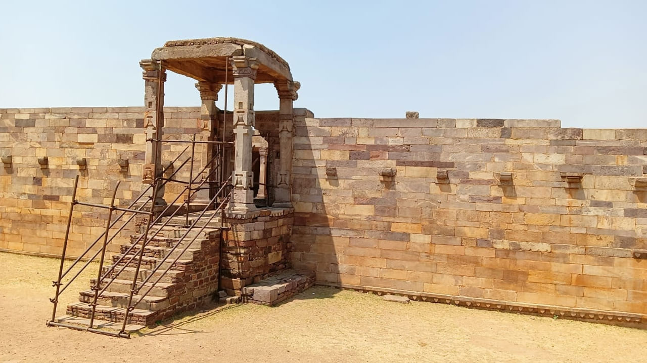 మధ్యప్రదేశ్‌లోని రైసేన్‌లో ఉన్న సోమేశ్వర మహాదేవ్ ఆలయం అని కూడా పిలువబడే సోమేశ్వర ఆలయం సంవత్సరానికి ఒకసారి మాత్రమే ప్రజలకు తెరిచి ఉండే ఒక ప్రత్యేకమైన శివాలయం. రైసేన్ కోట లోపల ఉన్న ఈ ఆలయం సాధారణం రోజాల్లో మూసివేయబడుతుంది. కానీ మహాశివరాత్రి నాడు, భక్తులు ప్రార్థనలు చేయడానికి, ఆశీర్వాదాలు పొందడానికి ఉదయం కొన్ని గంటలు తెరుచుకొంటుంది. 