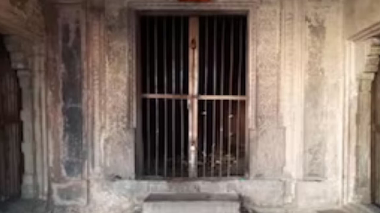 1543 వరకు ఈ ఆలయంలో క్రమం తప్పకుండా పూజలు కొనసాగాయి. కానీ రాయ్‌సేన్ రాజు పురాన్మల్ యుద్ధంలో షేర్ షా చేతిలో ఓడిపోయాడు. కోట షేర్ షా ఆధీనంలోకి వెళ్ళింది. షేర్ షా కోటను స్వాధీనం చేసుకున్న తర్వాత, ఆలయాన్ని కూల్చివేసి మసీదు నిర్మించమని ఆదేశించాడు. దీని తరువాత, శివలింగాన్ని తెలివిగా తొలగించి మసీదు నిర్మించారు. కానీ శ్రీ గణేశుడి విగ్రహం. ఇతర చిహ్నాలను గర్భగుడిపైనే వదిలేశారు.