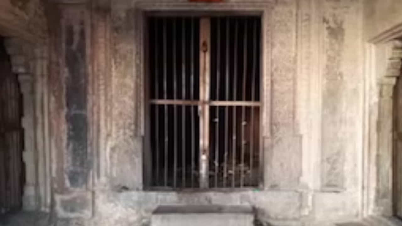 1543 వరకు ఈ ఆలయంలో క్రమం తప్పకుండా పూజలు కొనసాగాయి. కానీ రాయ్‌సేన్ రాజు పురాన్మల్ యుద్ధంలో షేర్ షా చేతిలో ఓడిపోయాడు. కోట షేర్ షా ఆధీనంలోకి వెళ్ళింది. షేర్ షా కోటను స్వాధీనం చేసుకున్న తర్వాత, ఆలయాన్ని కూల్చివేసి మసీదు నిర్మించమని ఆదేశించాడు. దీని తరువాత, శివలింగాన్ని తెలివిగా తొలగించి మసీదు నిర్మించారు. కానీ శ్రీ గణేశుడి విగ్రహం. ఇతర చిహ్నాలను గర్భగుడిపైనే వదిలేశారు.