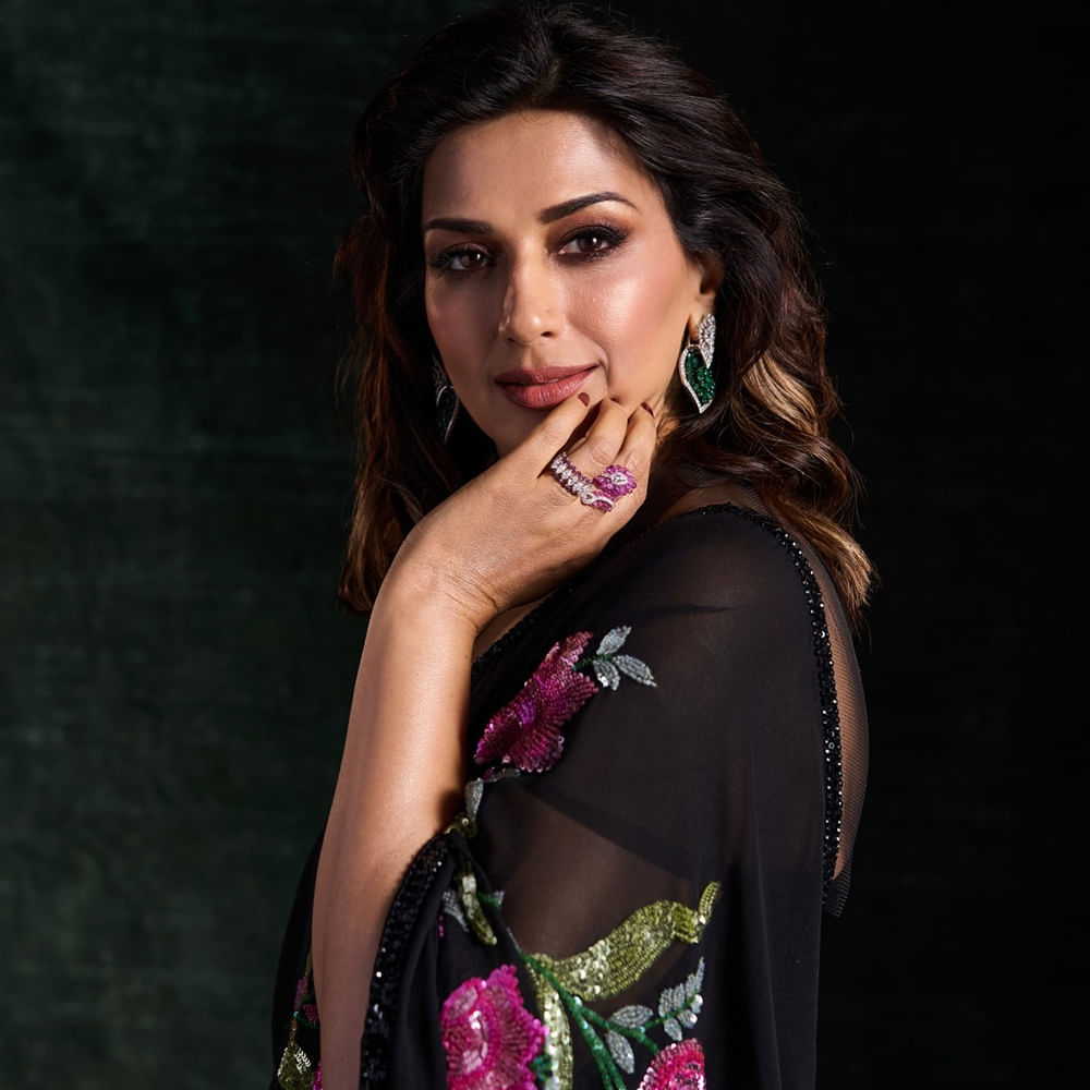చాలా కాలంగా సినిమాలకు దూరంగా ఉంటున్న సోనాలి.. ఇప్పుడిప్పుడే బుల్లితెరపై యాక్టివ్ గా కనిపిస్తుంది. అలాగే సోషల్ మీడియాలో అందమైన ఫోటోస్ షేర్ చేస్తూ అందరి దృష్టిని ఆకర్షిస్తుంది. తాజాగా ఆమె షేర్ చేసిన ఫోటోస్ నెట్టింట తెగ వైరలవుతున్నాయి.