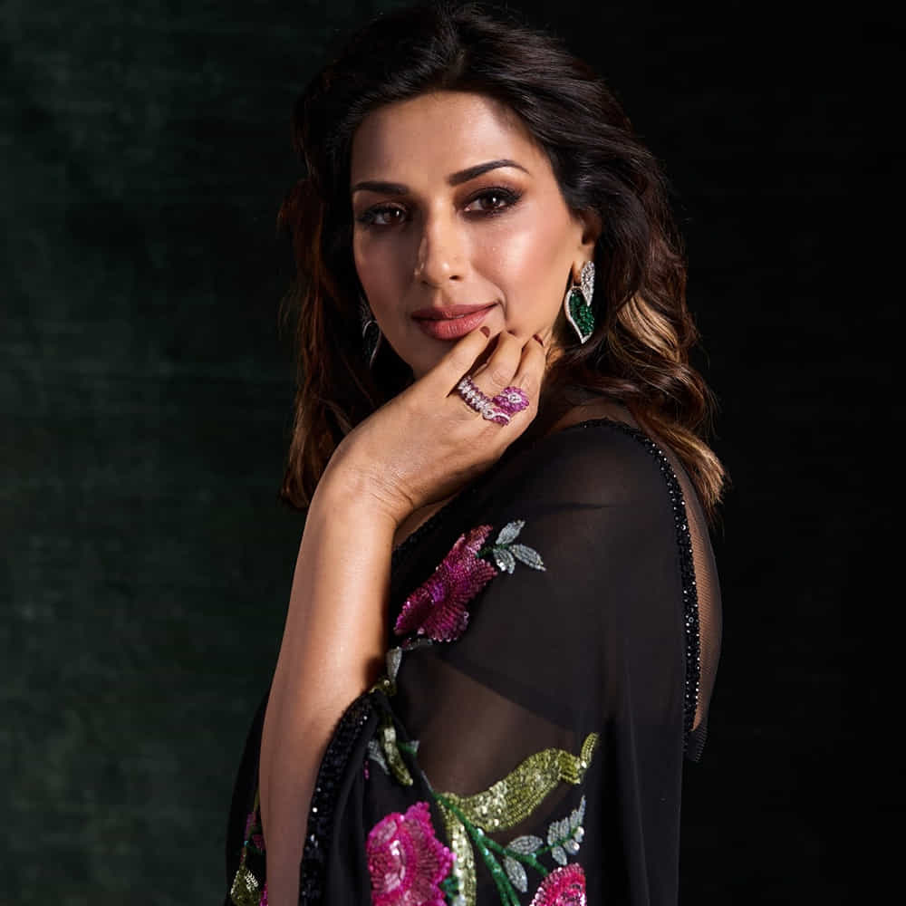 చాలా కాలంగా సినిమాలకు దూరంగా ఉంటున్న సోనాలి.. ఇప్పుడిప్పుడే బుల్లితెరపై యాక్టివ్ గా కనిపిస్తుంది. అలాగే సోషల్ మీడియాలో అందమైన ఫోటోస్ షేర్ చేస్తూ అందరి దృష్టిని ఆకర్షిస్తుంది. తాజాగా ఆమె షేర్ చేసిన ఫోటోస్ నెట్టింట తెగ వైరలవుతున్నాయి. 