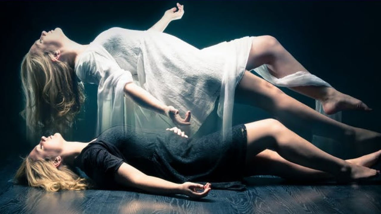 గరుడ పురాణం.. హిందూ సంప్రదాయంలో ఉన్న 18 ప్రధాన పురాణాలలో ఒకటి. ఇది మరణం తర్వాత జరిగే విషయాలను వివరిస్తుంది. ఇందులో మరణాంతరం భువి నుంచి నరకం వరకు ఆత్మ ప్రయాణం, ఆత్మ సంచరించే అనంతలోక నగరాలు, భూమిపై జీవించి ఉన్నప్పుడు మానవులు చేసిన తప్పులకు నరకంలో విధించే శిక్షలు గురించి తెలియజేస్తుంది.