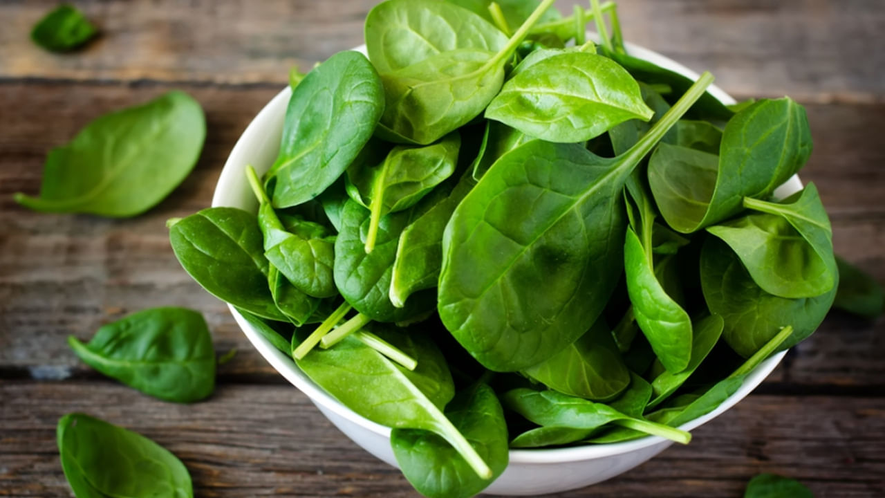 పాలకూర: ఇటీవల జరిగిన సర్వేలో ఫుడ్ పాయిజనింగ్‌కు కారణమయ్యే ఆహారాలు ఎన్ని ఉన్నాయి. ఏవున్నాయో అని తెలుసుకున్నారు. ఇందులో పాలకూర నంబర్ వన్‌ ప్లేస్ లో ఉంది. కాబట్టి తినే ముందు శుభ్రంగా కడుక్కోవడం మంచిది.