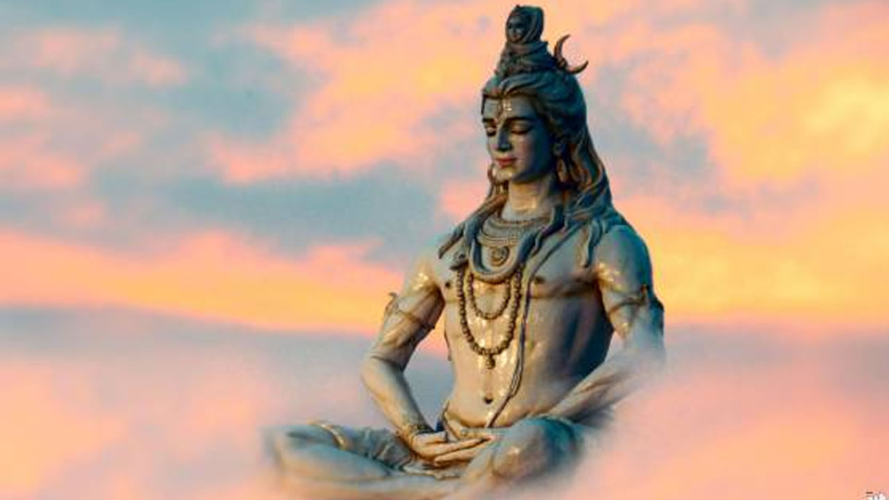  హిందూ సంప్రదాయాల ప్రకారం శ్రావణ మాసానికి చాలా విషిష్టత ఉంటుంది. ఈ మాసం శివునికి ప్రీతికరమైన మాసం అంటుంటారు. అందుకే ప్రతి ఒక్కరూ శ్రావణ మాసంలో శివున్ని ఆరాధిస్తూ.. నిత్యం పూజలు చేస్తుంటారు. అంతే కాకుండా ఉపవాసాలు ఉంటూ శివారాధన చేస్తుంటారు.