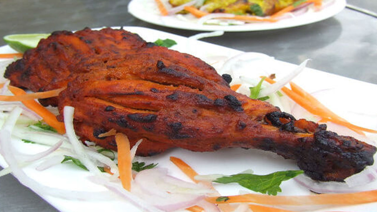 శ్రావణ మాసం అనేది వర్షాకాలం మధ్యలో వస్తుంటుంది. అయితే వర్షాకాంలలో అనేక వ్యాధులు వ్యాపిస్తాయి. అలాగే ఈ సీజన్‌లో నీటి నాణ్యత బాగుండదు. ఇవన్నీ ఆరోగ్యంపై ప్రభావం చూపెడుతాయి. అంతే కాకుండా,  శ్రావణ మాసంలో వాతావరణం చాలా తేమగా ఉండటం వలన జీర్ణ వ్యవస్థ కూడా చాలా బలహీనంగా ఉంటుందంట. అందువలన ఈ సమయంలో ఎక్కు ప్రోటీన్ ఉండే ఆహారపదార్థాలు తీసుకోవడం మంచిది కాదంట.