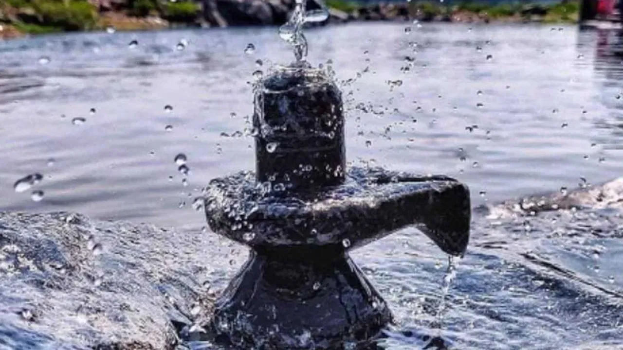 ఇక శ్రావణ మాసం ఈ సంవత్సరం తెలుగు క్యాలెండర్ ప్రకారం జూలై 24 నుంచి ప్రారంభమై ఆగస్టు వరకు ఉంటుంది. ఈ సమయంలో ఆలయాలన్నీ భక్తులతో కిటకిటలాడుతుంటాయి.  మహిళలు ఉపవాసాలు ఉండటమే కాకుండా వ్రతాలు చేసుకుంటారు. నిత్యం పూజ చేస్తూ ఆలయాలను సందర్శిస్తుంటారు. ముఖ్యంగా లిగో ధ్యానం, శివయ్యకు జలాభిషేకం చేసి తమ భక్తిని చాటుకుంటారు.